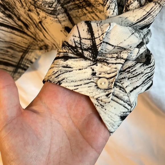 ASTR The Label Black and White Abstract Long Sleeve Keyhole Blouse - Picture 5 of 7